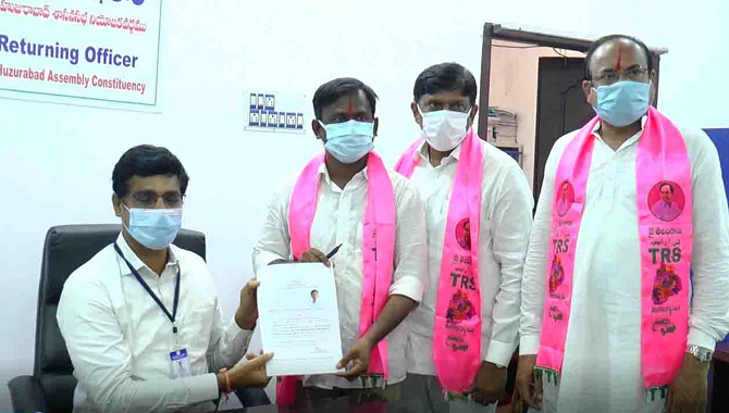 నామినేషన్ వేసిన టీఆర్ఎస్ అభ్యర్థి గెల్లు శ్రీనివాస్ యాదవ్ నామినేషన్ వేసిన టీఆర్ఎస్ అభ్యర్థి గెల్లు శ్రీనివాస్ యాదవ్