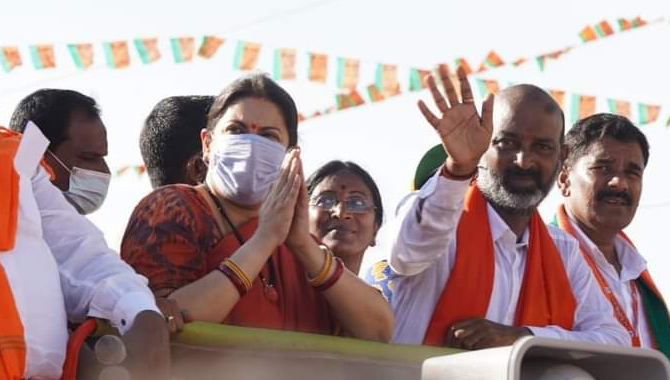 ఎంఐఎం అంటే టీఆర్ఎస్ కు భయం :  స్మృతి ఇరానీ