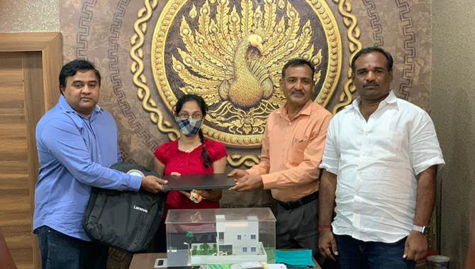 కర్నూలు విద్యార్థినికి రవి పొట్లూరి చేయూత