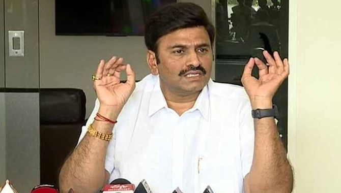 కోర్టులు, ప్రతిపక్షాలపై నిందలా? : రఘురామ