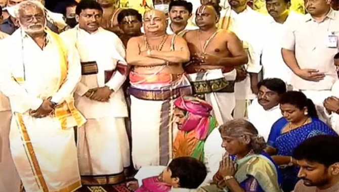 తిరుమల శ్రీవారికి పట్టువస్త్రాలు సమర్పించిన సీఎం వైఎస్ జగన్
