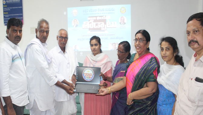 పేద విద్యార్థులకు వెంకట్ సహాయం