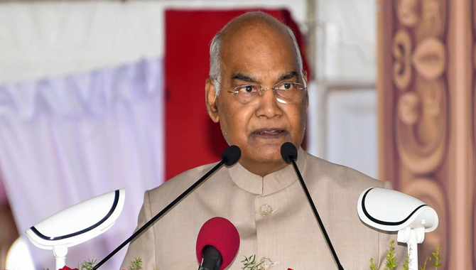 గత సంప్రదాయినికి భిన్నంగా ఈసారి… జవాన్లతో రాష్ట్రపతి