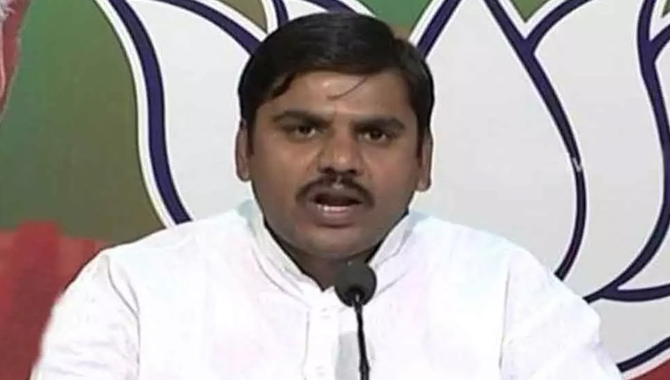 మీ నవరత్నాల్లో ఒక రత్నం ఎగిరిపోతుంది