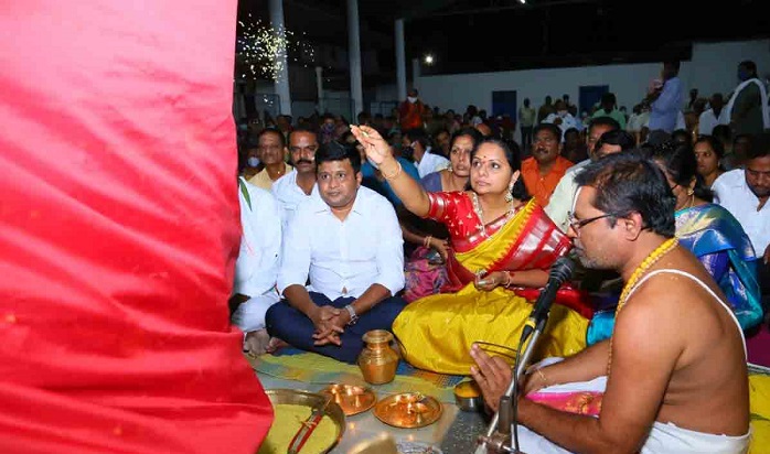 ఆయుధ పూజలో పాల్గొన్న ఎమ్మెల్సీ కవిత