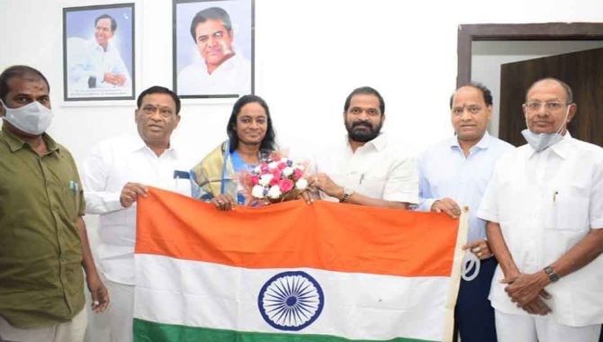 వెటరన్ స్విమ్మర్ శ్యామలను అభినందించిన మంత్రి శ్రీనివాస్ గౌడ్