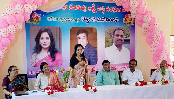 ఓర్వకల్లు పాఠశాల పిల్లలతో గాయని సునీత, ఎన్నారై పొట్లూరి రవి