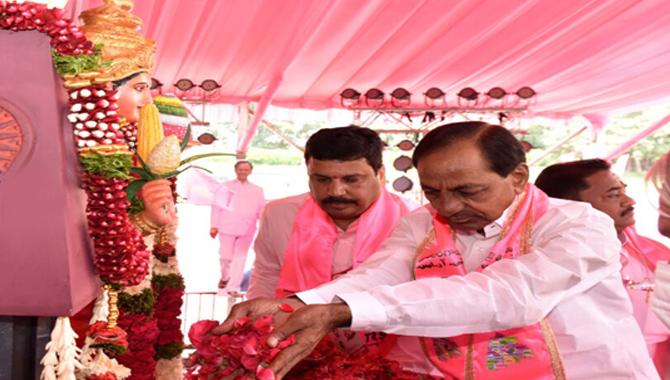 అమరవీరుల స్థూపానికి నివాళులు