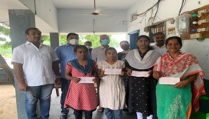 విద్యార్థులకు పారితోషికాలు అందించిన తానా మాజీ కార్యదర్శి పొట్లూరి రవి