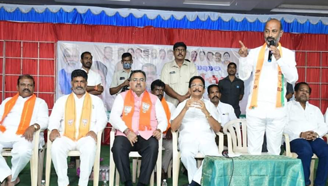 ముఖం చెల్లకే సీఎం కేసీఆర్.. ఎన్నికల ప్రచారానికి రాలేదు