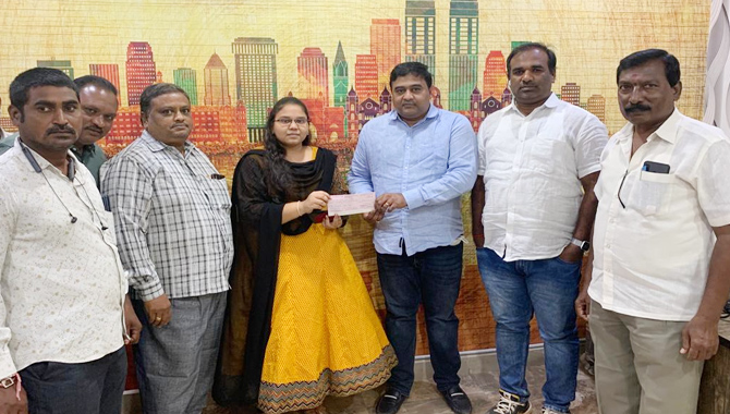 విద్యార్థినికి పారితోషికం అందించిన ఎన్నారై ఫౌండేషన్ చైర్మన్ పొట్లూరి రవి