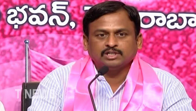 ఓటుహక్కు వినియోగించుకున్న టీఆర్ఎస్ అభ్యర్థి గెల్లు