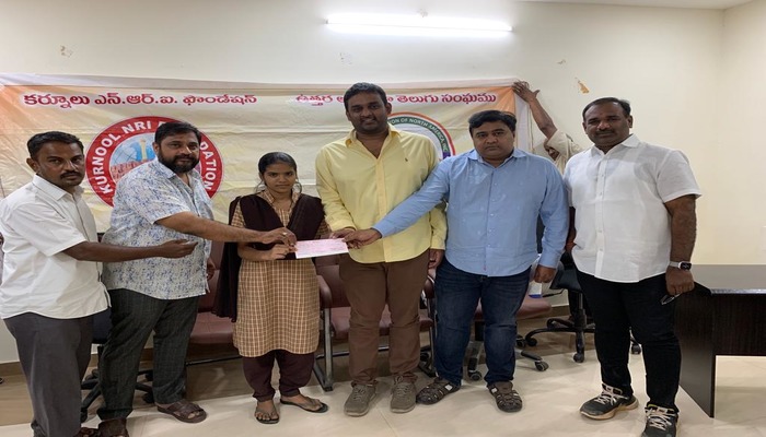 విద్యార్థులకు ఆర్ధిక సహాయం అందించిన ఎన్నారై ఫౌండేషన్ చైర్మన్ పొట్లూరి రవి