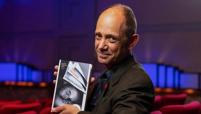 దక్షిణాఫ్రికా రచయితకు ప్రతిష్టాత్మక అవార్డు