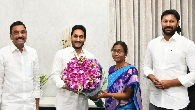 సీఎం వైఎస్ జగన్  ను కలిసిన బద్వేలు ఎమ్మెల్యే