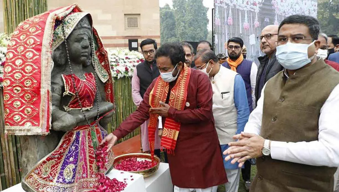 కెనడా టూ కాశీకి  అన్నపూర్ణ దేవి విగ్రహం