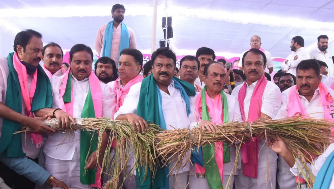 మేము తలుచుకుంటే మీ పీఠం కదిలిస్తాం