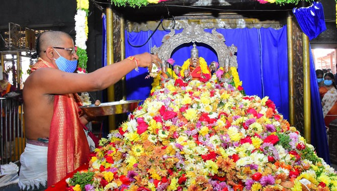 ఘనంగా యాదాద్రిలో లక్ష పుష్పార్చన మహోత్సవం