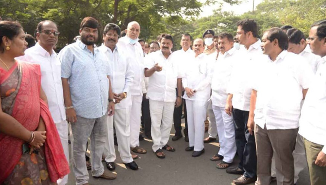 తెలంగాణలో వడ్లు కొనం అంటే ఎలా?