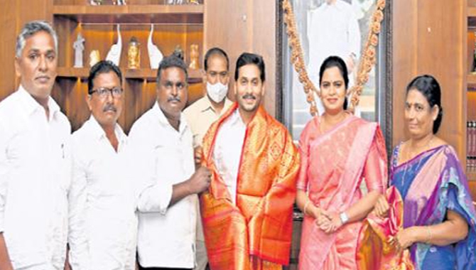 ఇచ్చిన మాట నిలబెట్టుకున్నందుకు.. సీఎం వైఎస్ జగన్ కు సత్కారం