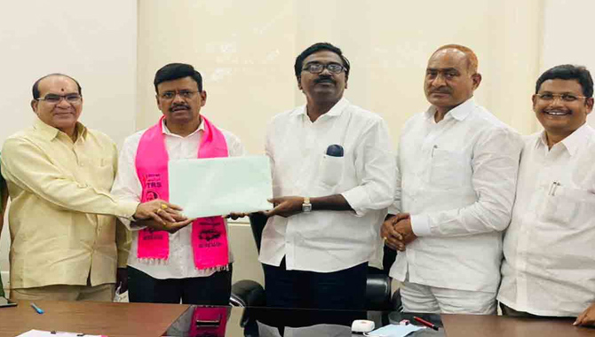 ఖమ్మం ఎమ్మెల్సీ అభ్యర్థిగా నామినేషన్ వేసిన తాతా మధు