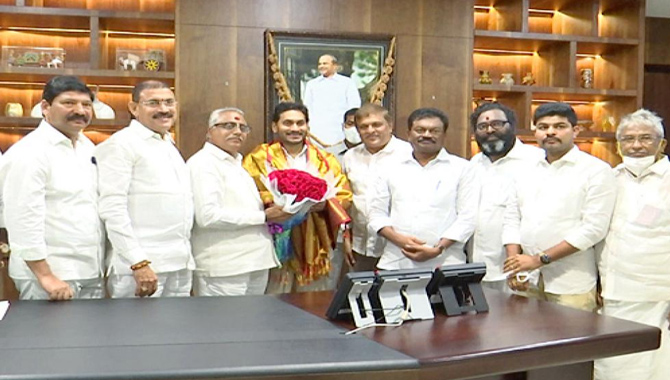 సీఎం వైఎస్ జగన్ ను కలిసిన బీసీ సంఘాల ప్రతినిధులు