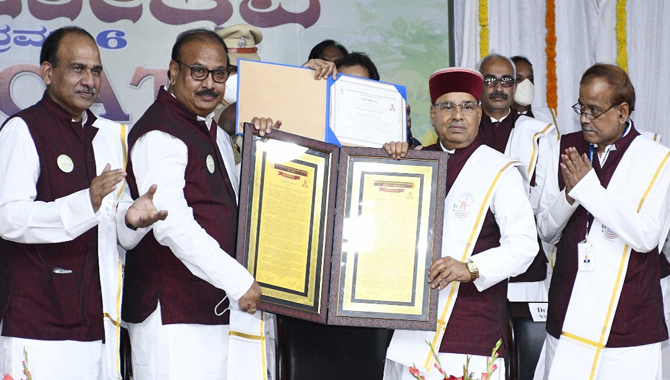 భారత్ బయోటెక్ ఎండీ కృష్ణ ఎల్లకు గౌరవ డాక్టరేట్ ప్రదానం