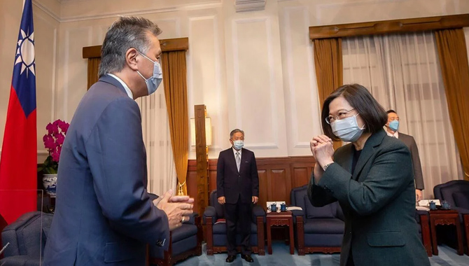 తైవాన్ అధ్యక్షురాలుతో అమెరికా ప్రజాప్రతినిధులు భేటీ