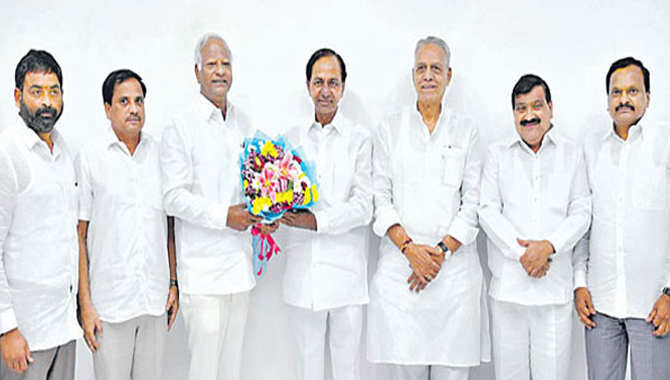 ఎమ్మెల్సీలకు సీఎం కేసీఆర్ అభినందనలు ఎమ్మెల్సీలకు సీఎం కేసీఆర్ అభినందనలు