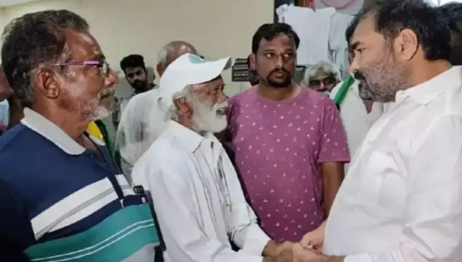 అమరావతి రైతులకు వైసీపీ ఎమ్మెల్యే సంఫీుభావం