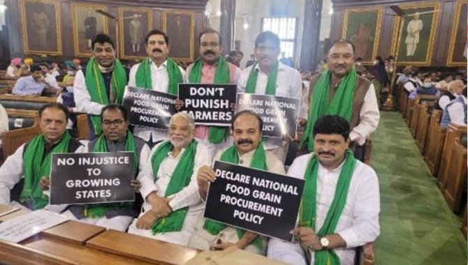 లోక్‌సభలో టీఆర్ఎస్ ఎంపీలు ఆందోళన