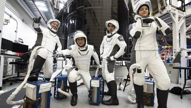 చెత్త భయంతో ఆగిన..  అమెరికా నాసా  స్పేస్‌వాక్‌