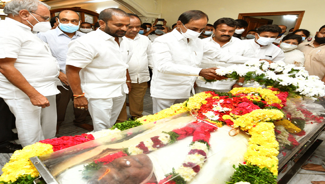 మాజీ సీఎం కొణిజేటి రోశయ్య పార్థివదేహానికి సీఎం కేసీఆర్ నివాళి