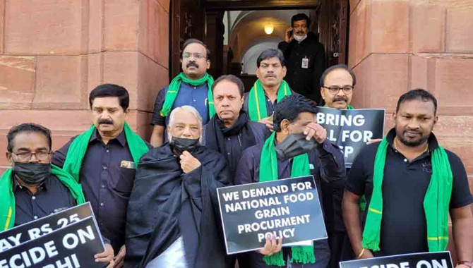 పార్లమెంట్ శీతాకాల సమావేశాలను బహిష్కరించిన టీఆర్ఎస్