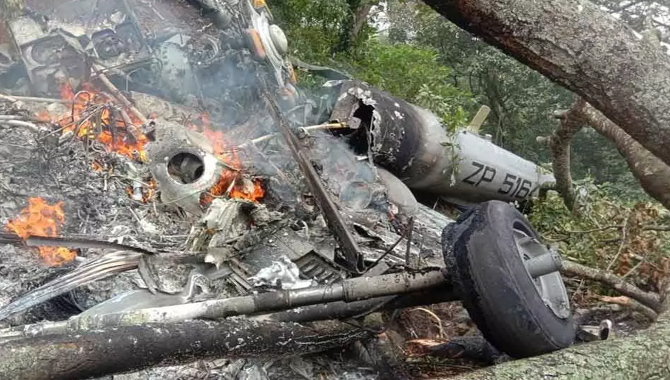 తహిళనాడులో ఘోర ప్రమాదం.. కుప్పకూలిన ఆర్మీ హెలికాప్టర్