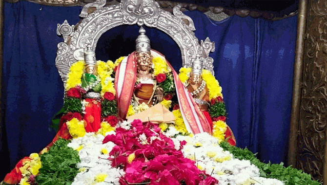 యాదాద్రిలో వైభవంగా లక్ష పుష్పార్చన పూజలు