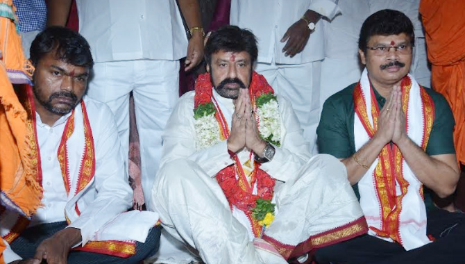 విజయవాడ దుర్గమ్మ సేవలో అఖండ టీం