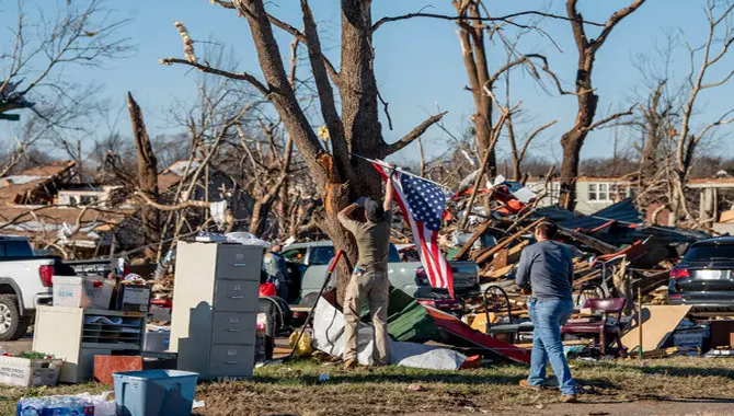 టోర్నడోల బీభత్సంలో అమెరికన్ ల కష్టాలు