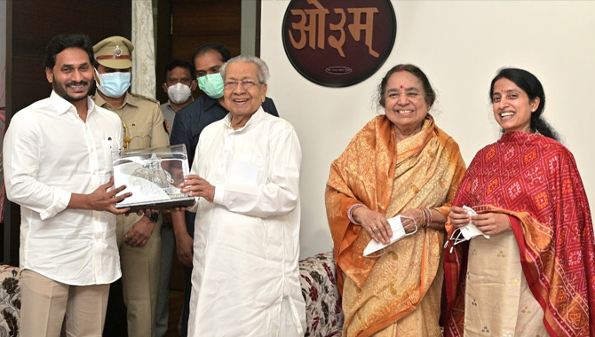 గవర్నర్ ను పరామర్శించిన సీఎం జగన్