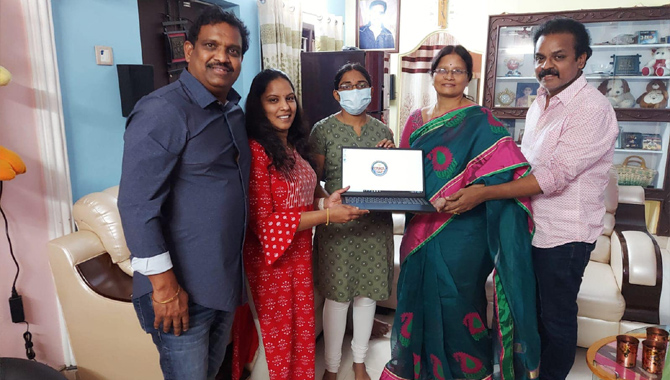 సిథార్ద మెడికల్ కాలేజీ నిరుపేద విద్యార్థికి లాప్ టాప్ అందజేత