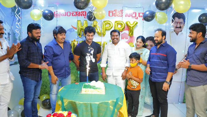 ‘తీస్ మార్ ఖాన్’ ఆఫీసులో ఆది సాయి కుమార్ బర్త్ డే వేడుక