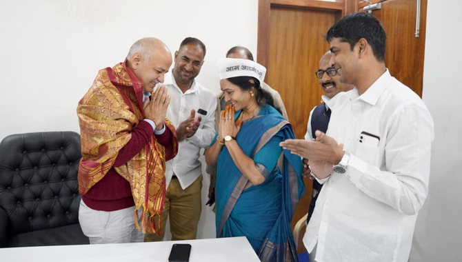 ఆమ్ ఆద్మీ పార్టీలో చేరిన తెలంగాణ సీనియర్ నాయకురాలు