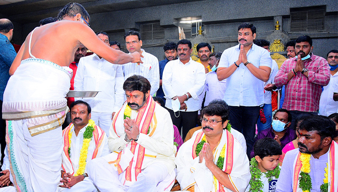 యాదాద్రిని దర్శించుకున్న బాలయ్య