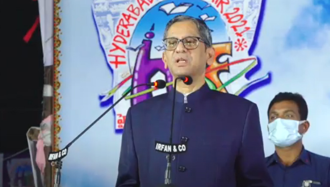 హైదరాబాద్ బుక్ ఫెయిర్ ను సందర్శించిన  జస్టిస్ ఎన్.వి.రమణ