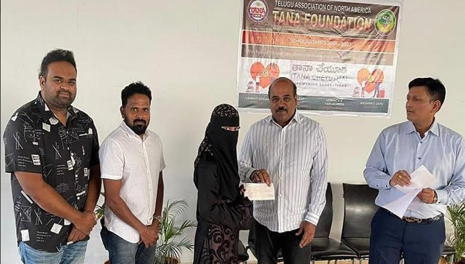 పేద విద్యార్థులకు వెంకట్‌ కోగంటి చేయూత