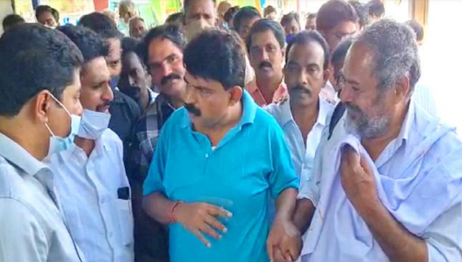 మంత్రి పేర్ని నాని ని కలిసిన ఆర్ నారాయణమూర్తి