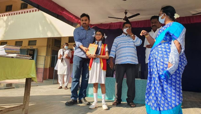 విద్యార్థులు పుస్తక పఠనాన్ని అలవర్చుకోవాలి