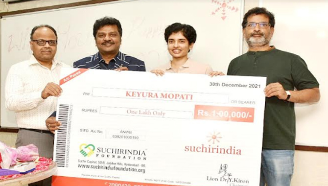 బ్యాడ్మింట‌న్ క్రీడాకారిణి కెయూరాకు సుచిరిండియా సీఎండీ  ల‌య‌న్ కిర‌ణ్ రూ.లక్ష ప్రోత్సాహం