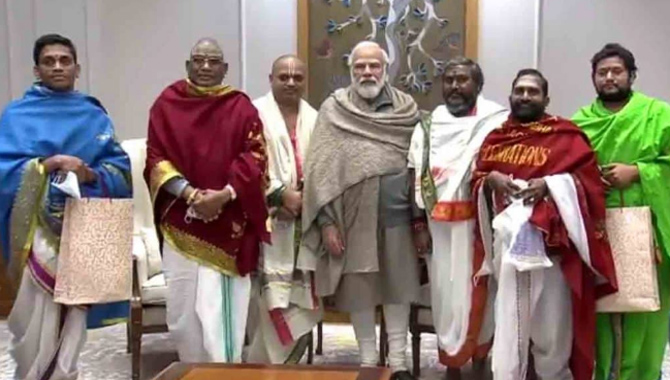 ప్రధాని మోదీని కలిసిన తిరుపతి, శ్రీశైలం దేవస్థానాల పూజారులు