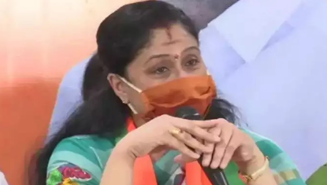 బీజేపీ నేతలు దీక్ష చేస్తేనే.. కరోనా వస్తుందా? : విజయశాంతి